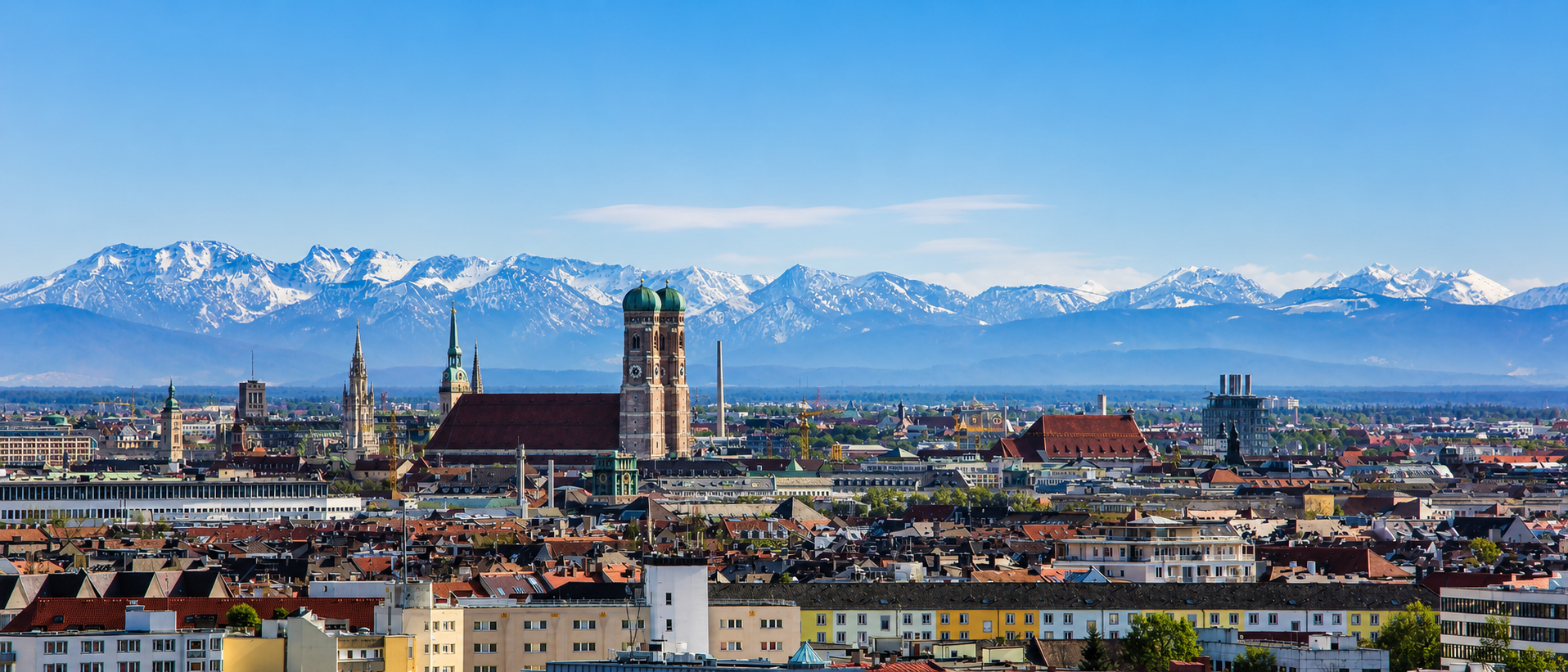 Panorama von München mit Frauenkirche und Alpenpanorama