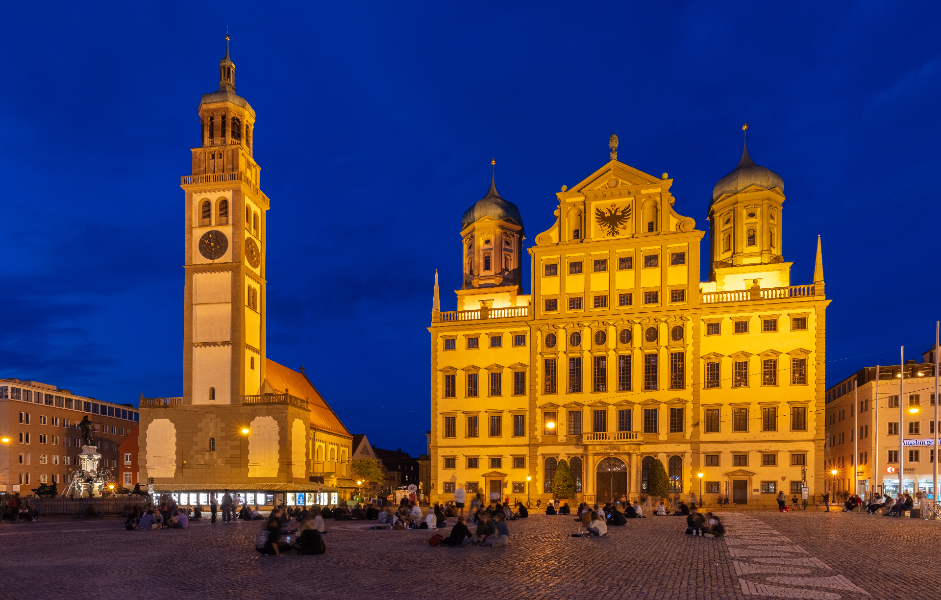 Augsburger Rathausplatz mit Perlachturm zur blauen Stunde